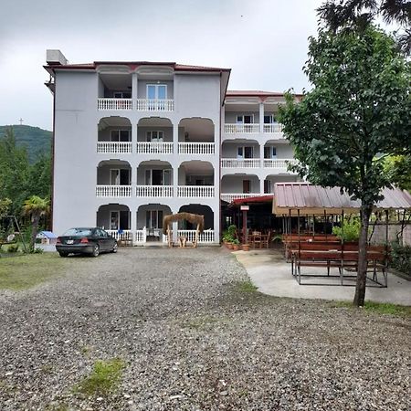 Beliy Dom Hotel Kvariati Exterior foto