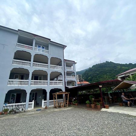Beliy Dom Hotel Kvariati Exterior foto