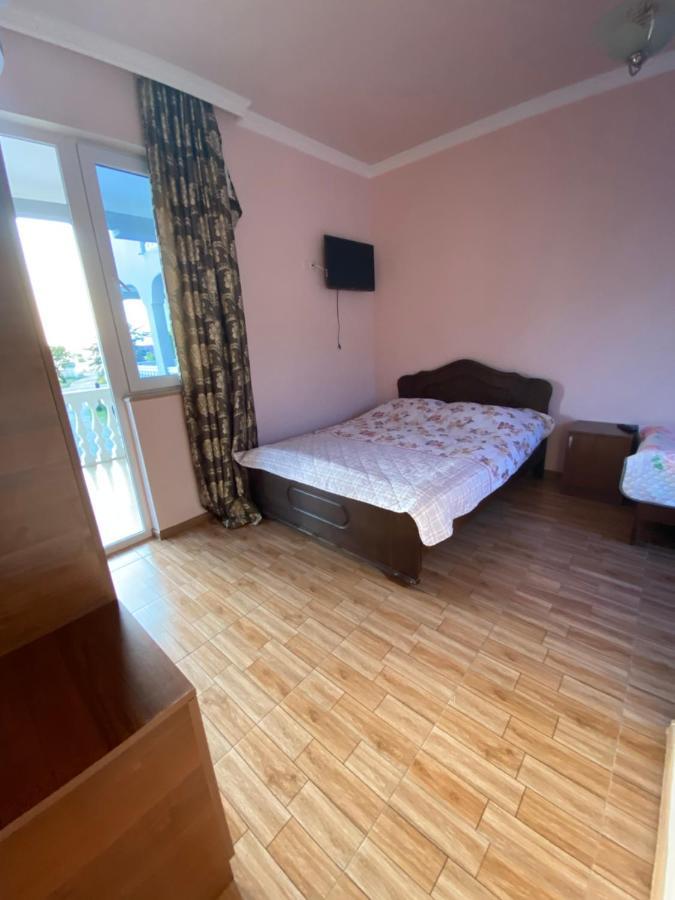 Beliy Dom Hotel Kvariati Exterior foto