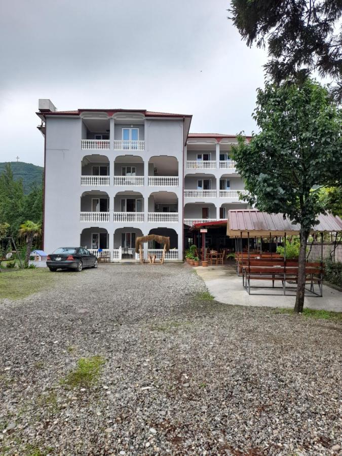 Beliy Dom Hotel Kvariati Exterior foto