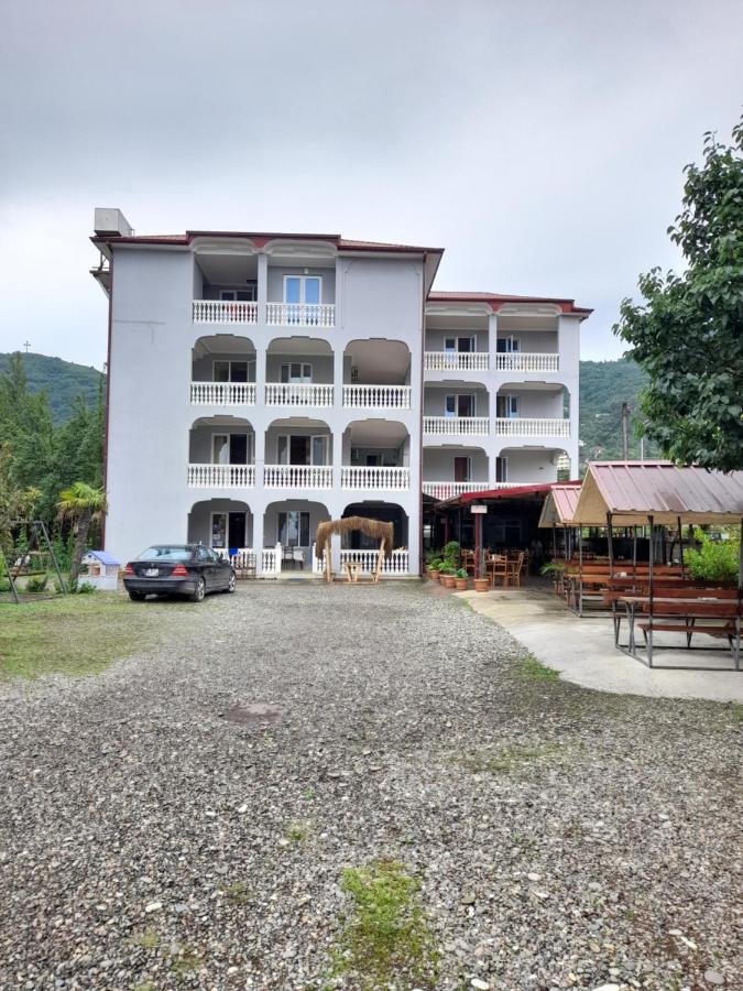 Beliy Dom Hotel Kvariati Exterior foto
