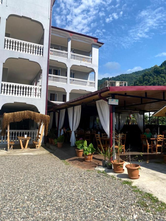 Beliy Dom Hotel Kvariati Exterior foto
