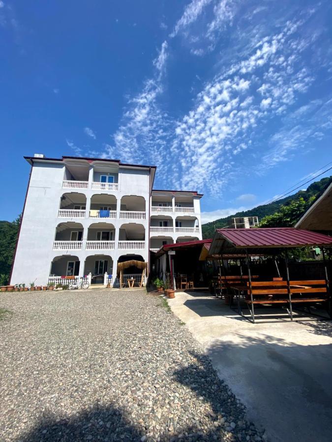 Beliy Dom Hotel Kvariati Exterior foto