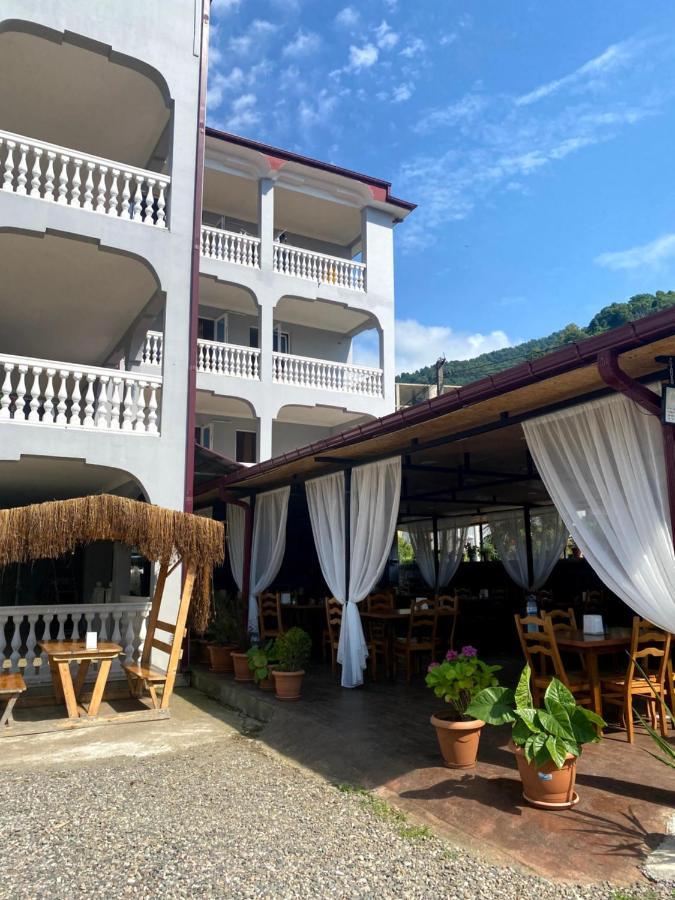 Beliy Dom Hotel Kvariati Exterior foto