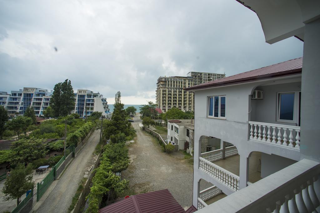 Beliy Dom Hotel Kvariati Exterior foto
