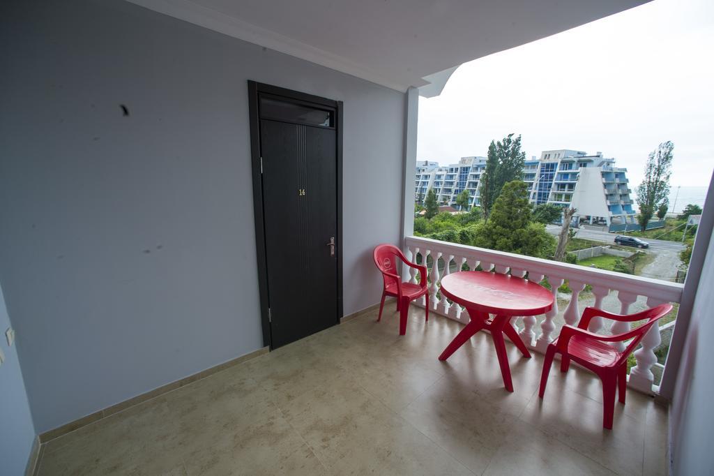 Beliy Dom Hotel Kvariati Exterior foto